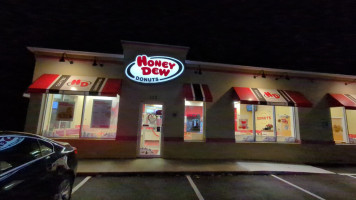 Honey Dew Donuts outside