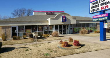 Braum's Ice Cream Dairy Store outside