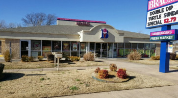 Braum's Ice Cream Dairy Store outside