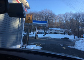 Honey Dew Donuts outside