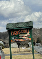 Dan's Deli outside