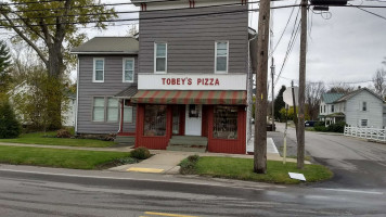 Tobey's Pizza outside