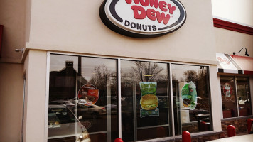 Honey Dew Donuts outside