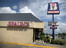 Braum's Ice Cream Dairy Store outside