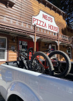 Neo's Pizza House outside