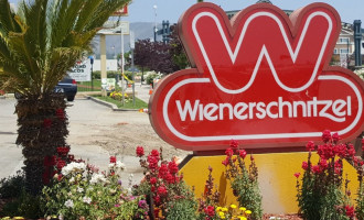 Wienerschnitzel outside