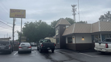 Tastee Chick outside