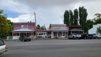 Country Hearth Bakery Gift Shop outside