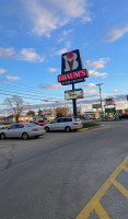 Braum's Ice Cream Dairy Store outside