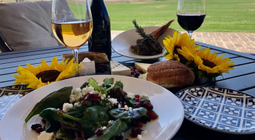 3 Horse Ranch Vineyards food