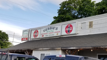 Debbies Deli Pizza outside