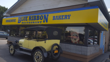 Blue Ribbon Smokehouse Bakery outside