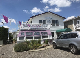 Grannie Annies Ice Cream Cafe outside