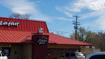 Pizza Hut outside