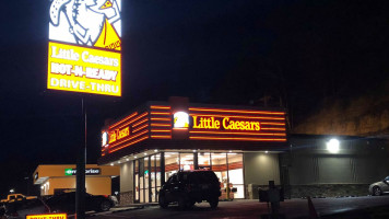 Little Caesars Pizza outside