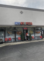 Izzy’s Ny Pizza outside