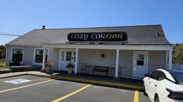 Cozy Corner Pizza inside