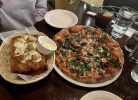 Roscoe's Pizzeria food