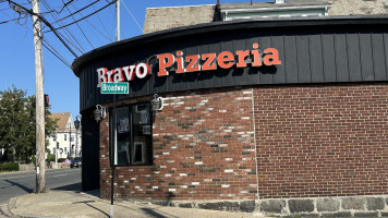 Bravo Pizzeria outside