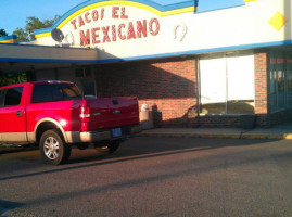 Tacos El Mexicano outside