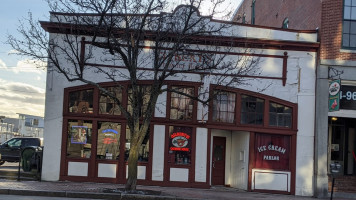 Gilberts Chowder House outside