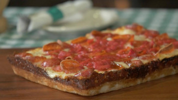 Cloverleaf Pizza food