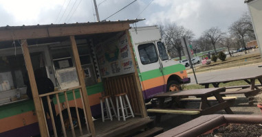 El Oasis Taco Truck outside