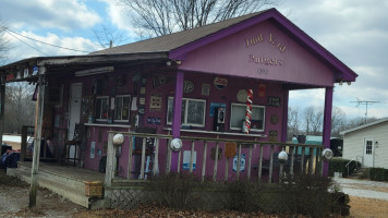 Junk Yard Burgers outside