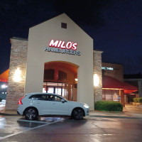 Milo's Hamburgers outside