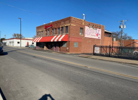 Arthur Bryant's Barbeque outside