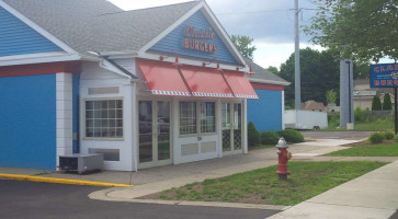 Classic Burgers outside