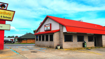 Charlie's Chicken -b-que outside