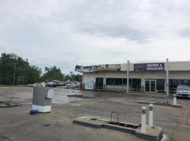 Hebert's Boudin Cracklins outside