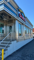 Tenafly Classic Diner outside