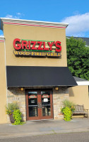 Grizzly's Wood-fired Grill outside