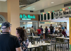 Café Du Monde Riverwalk outside