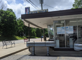 Hilltop Drive-in outside