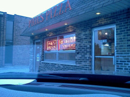 Phil's Pizza outside