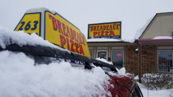 Breadeaux Pizza outside