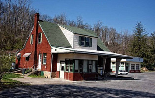 Spruce Hill Lunch outside