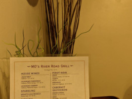 Mo's River Road Grill inside