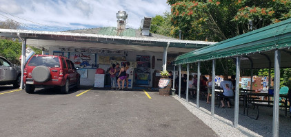 Spud's -b-que outside