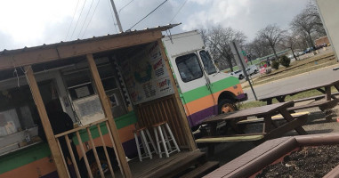 El Oasis Taco Truck outside