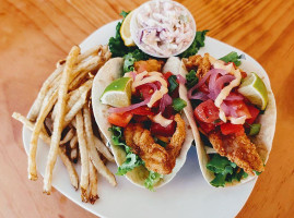 Crackers Island Grille food