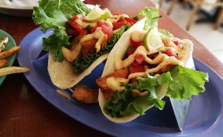 Crackers Island Grille food