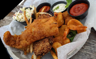 Crackers Island Grille food