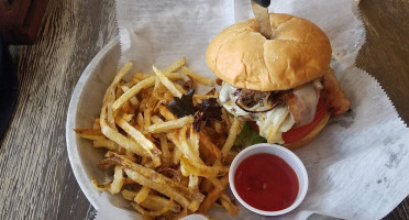 Crackers Island Grille food