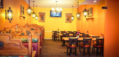 Los Compadres Mexican inside