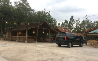 Rose's Tasting Room outside