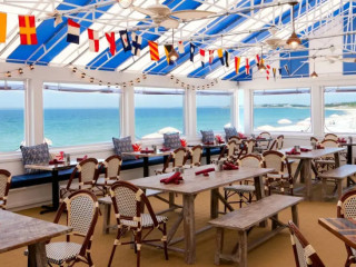 Red's And Lounge At The Sea Crest Beach